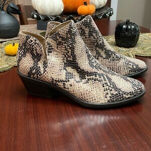 Life Stride Soft System Bootie - size 5.5